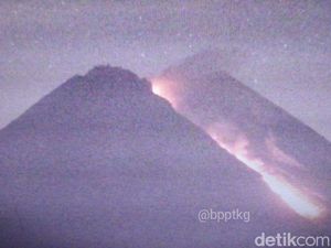 Video Detik-detik Gunung Merapi Luncurkan Awan Panas