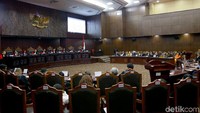 Sesi kedua dimulai pada pukul 13.00 WIB dengan pembacaan 24 putusan gugatan. Sedangkan sesi ketiga akan dimulai pada pukul 16.00 WIB dengan jumlah putusan yang akan dibacakan sebanyak 23 putusan.