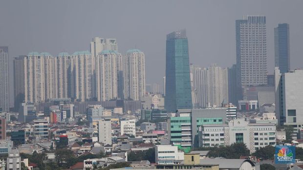 Suasana pemandangan gedung perkantoran ibukota pagi hari di kawasan Senayan, Jakarta, Rabu (7/8). Dua hari usai listrik sepenuhnya pulih, Jakarta kembali ke jajaran atas kota dengan kadar polusi udara tertinggi dunia. Berdasarkan situs pemantau kualitas udara AirVisual.com yang dipantau pukul 08.49 WIB, Jakarta menduduki peringkat kedua atau berada di atas Hanoi, Vietnam. Skor Air Quality Index (AQI) Jakarta mencapai 154 atau berkategori unhealthyalias tak sehat, dengan PM 2,5 senilai 60.8 µg/m³. Sedangkan Hanoi memiliki skor 161. (CNBC Indonesia/Muhammad Sabki)