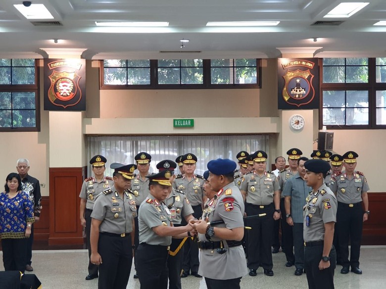 Kapolri Pimpin Upacara Sertijab Dankor Brimob-Kapolda Kalteng Kapolri Pimpin Upacara Sertijab Dankor Brimob-Kapolda Kalteng