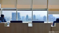 Permasalahan kualitas udara itu tentu menjadi perhatian dan menyita perhatian banyak pihak di akhir-akhir ini. Meski tak setiap hari Jakarta didapuk sebagai kota terpolusi dunia, Data AirVisual memang selalu berubah sesuai dengan kondisi di lapangan.