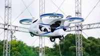 Perusahaan asal Jepang, NEC Corp memamerkan prototipe mobil terbang mereka di hadapan publik di Abiko, Prefektur Chiba, Jepang, Rabu (7/8/2019) waktu setempat. NEC Corporation/Handout via Reuters.