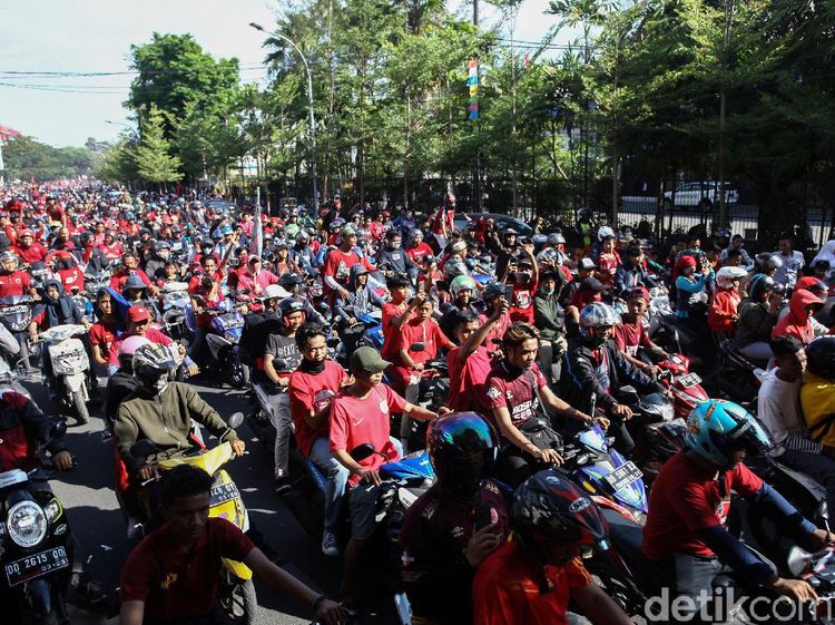 Ribuan Suporter Juku Eja Ramaikan Pawai Kemenangan PSM Makassar