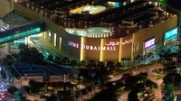 The Dubai Mall adalah mal paling besar di dunia, ada lebih dari 1.200 toko ritel, 2 department store dan ratusan gerai makanan-minuman. Ada Fashion Avenue berisi butik branded dari Chanel sampai Lanvin. Yang juga jadi favorit di sini adalah Dubai Aquarium & Underwater Zoo. (Visit Dubai)