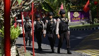 Brimob berkeliling untuk memastikan keamanan area Kongres V PDIP.