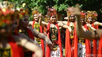 Dalam penampilannya, para penari ini mengenakan pakaian hitam dengan ornamen warna kuning. Selendang warna merah juga melingkar di leher.