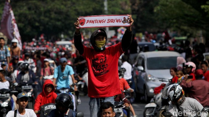 Ribuan suporter PSM Makassar ikut serta rayakan juara Piala Indonesia di jalanan. Mereka pun kompak mengenakan baju warna merah kebesaran PSM Makassar.