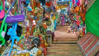 Di bagian bawah, anak tangga masih lebar. Makin ke atas, anak tangga akan semakin sempit dan sulit. Karena sisi kanan-kiri tangga penuh dengan toko suvenir dan penjual makanan. (iStock)