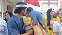 Mandala juga melepaskan rindu pada anak-anaknya.