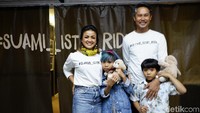 Nirina Zubir, Ernes dan kedua buah hatinya saat ditemui di acara pameran di kawasan Blok M, Jakarta Selatan pada Rabu (7/8). Pool/Palevi S/detikFoto.