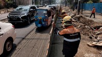 Salah satunya adalah proyek pembangunan Trotoar di Ibu Kota. Debu bertebaran dimana-mana.