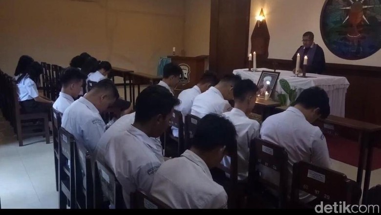 Umat Katolik di Jember Doa Bersama untuk Mbah Moen Umat Katolik di Jember Doa Bersama untuk Mbah Moen