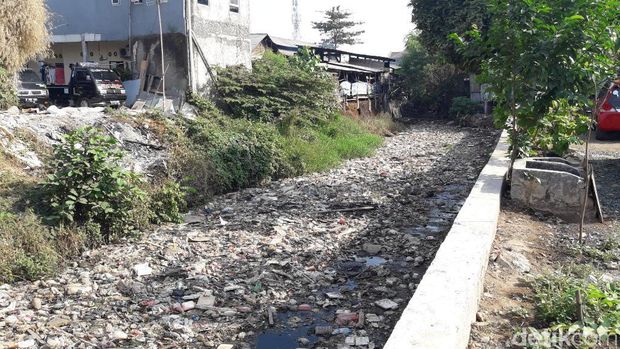 Jorok Dan Kotor Kali Taman Harapan Baru Bekasi Dipenuhi Sampah