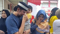 Usai bertemu istri dan anaknya, Mandala bertolak ke masjid untuk menunaikan salat.