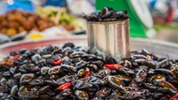 Nah kalau yang ini kecoak tumis, yang dijual dengan irisan cabe merah segar. Rasanya cukup kuat, dan tak semua orang suka dengan rasa kecoak ini. Foto: Istimewa