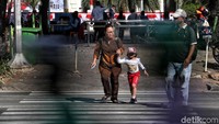 Jalan tersebut juga telah dilengkapi dengan zebra/pelican cross. Sehingga warga bisa menyeberang jalan dengan aman dan nyaman meski lalu lintas padat. 