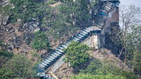 Untuk bisa sampai ke kuil ini, wisatawan harus menantang diri untuk berolahraga. Ada 777 anak tangga yang harus dilewati untuk sampai di Taung Kalat. (iStock)