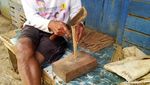 Laris Manis Penjualan Tusuk Sate Tradisional Jelang Idul Adha