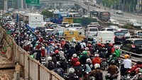 Anies Baswedan juga menyalahkan kendaraan bermotor yang menyebabkan kualitas udara di Jakarta buruk. Ia menyebutkan di Jakarta ada 17 juta kendaraan bermotor yang dianggap menjadi sumber polusi udara Ibu Kota.