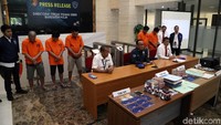 Akibat perbuatannya, para tersangka dijerat Pasal 82 dan/atau Pasal 85 UU Nomor 3 Tahun 2011 tentang Transfer Dana. Juga dijerar UU ITE, UU TPPU, Pasal 378 KUHP dan atau Pasal 263 KUHP dengan ancaman hukuman pidana 20 tahun penjara.