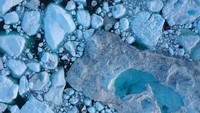 Jason Box, ahli klimatologi es di Lembaga Survei Geologi Denmark dan Greenland menunjukkan bahwa tahun ini memiliki hari-hari pencairan musim yang luar biasa dan musim lelehan terjadi sekitar tiga minggu lebih awal dari rata-rata. Sean Gallup/Getty Images.
