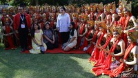 Megawati juga sempat foto bersama para penari Gandrung.
