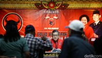 Sekjen PDIP Hasto Kristiyanto memberikan keterangan pers terkait penyelenggaraan Kongres V PDI Perjuangan di Grand Inna Bali Beach Hotel, Bali, Rabu (7/8/2019).