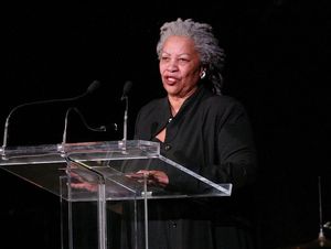 Duka Hillary Clinton untuk Peraih Nobel Sastra Toni Morrison