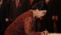 Setelah pengucapan sumpah jabatan selesai Destry menandatangani berita acara di depan Hatta Ali.