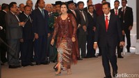 Dari pantauan detikFinance sejumlah pejabat BI hadir dalam pelantikan ini seperti Gubernur BI Perry Warjiyo, Dewan Gubernur BI, Anggota Dewan Komisioner OJK, Direktur Eksekutif BI, Kepala Perwakilan Wilayah BI, hadir dalam pelantikan ini.