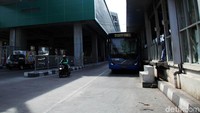 TransJakarta menambah tiga rute baru untuk mendukung integrasi dengan stasiun MRT. Ketiga rute tersebut diberi kode MR1, MR2, dan MR3. Bus MR1 akan melayani rute CSW Bulungan-Jalan Bulungan-Klinik Sasana Husada-RSPP-Pasar Mayestik-Polsek Taman Puring-Jalan Taman Puring-Singgalang-Pakubuwono-SMKN 30-Sinabung-Universitas Moestopo-Asean-CSW Bulungan. Jalur ini melewati stasiun MRT Asean.