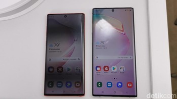 Begini tampak depan Galaxy Note 10 dan Galaxy Note 10+ saat disandingkan. Foto: detikINET/Kris Fathoni W