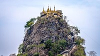 Yang membuat kuil ini menjadi pencuri perhatian adalah letaknya. Kalau kuil biasa ada di daratan yang mudah di capai, Taung Kalat terbilang penuh tantangan. (iStock)