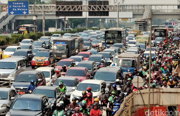 Sepekan terakhir permasalahan kualitas udara di Ibu Kota menjadi sorotan karena berdasarkan data AirVisual Jakarta beberapa kali menduduki indeks kualitas udara terburuk dunia. Kita susuri yuk, apa saja penyebabnya?