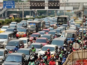 Luhut Bahas Pembatasan Penjualan Kendaraan Bensin Cs!