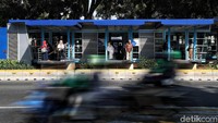 Terkait penerapan sistem ganjil genap, banyak pengguna jalan yang kini memilih untuk memanfaatkan dan menggunakan bus TransJakarta. Diharapkan, kepadatan di jalan Ibu Kota semakin berkurang adn polusi udara bisa ditekan.