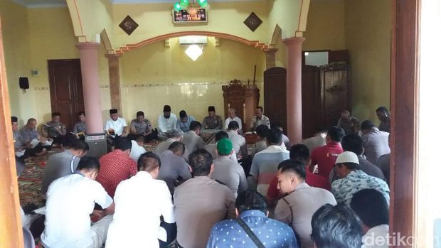 Doa beraama di Masjid An Nuraiyyah Polres Rembang. 