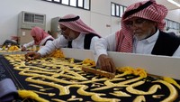 Proses awal pembuatan kiswah dilalui dengan mencelupkan kain tersebut ke dalam pewarna hitam. Setelah itu, sejumlah petugas mulai menyulam kiswah dengan ayat-ayat suci Alquran dalam bentuk kaligrafi.