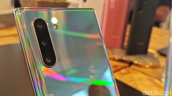 Sedangkan Galaxy Note 10 memiliki tiga kamera belakang, tanpa DepthVision Camera yang dimiliki Galaxy Note 10+. Foto: detikINET/Kris Fathoni W