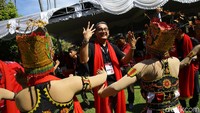Ada momen lucu saat Putra Nababan ikut menari. Putra Nababan yang berdarah Batak malah menggerakkan tangannya menari tor-tor.