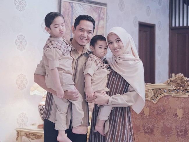 Ajari Pendidikan Agama, Dude Harlino Ajak Anak Ikut Kajian Islam