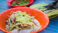 Kalau yang ini hidangan sup lokal, yang dibuat dari santan dan campuran kaldu ikan. Lalu disajikan dengan mie dari tepung beras, ditambah dengan daun ketumbar, pisang, hingga bunga pepaya. Foto: Istimewa