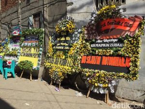 Karangan Bunga Dukacita untuk Mbah Moen Masih Terus Berdatangan