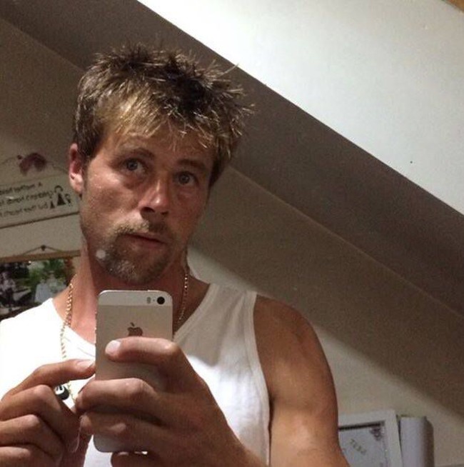 Sebagai tukang bangunan yang bekerja untuk Bloor Homes, pria asal Oxford ini menghasilkan £ 30.000 atau Rp 522 juta setahun. Nathan pun mengungkapkan ingin berhenti dari pekerjaannya dan menjadi seseorang yang mirip Brad Pitt sepenuhnya. Foto: Facebook