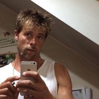 Sebagai tukang bangunan yang bekerja untuk Bloor Homes, pria asal Oxford ini menghasilkan £ 30.000 atau Rp 522 juta setahun. Nathan pun mengungkapkan ingin berhenti dari pekerjaannya dan menjadi seseorang yang mirip Brad Pitt sepenuhnya. Foto: Facebook