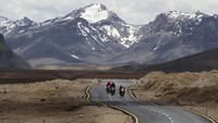 Rasa sakit semakin terasa ketika tim memutuskan bermalam di tenda, pada ketinggian 4.700 meter. 