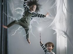 Kreatif! Foto Keluarga Bak Negeri Dongeng Pakai Photoshop