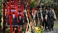 Brimob berkeliling di sekitar hotel yang menjadi tempat Kongres V PDIP.
