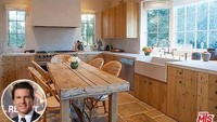 Tom Cruise punya dapur yang tak kalah menginspirasi. Ia mengusung konsep perkebunan Italia di rumahnya dengan meja. kursi, dan lemari-lemari kayu. Foto: Istimewa