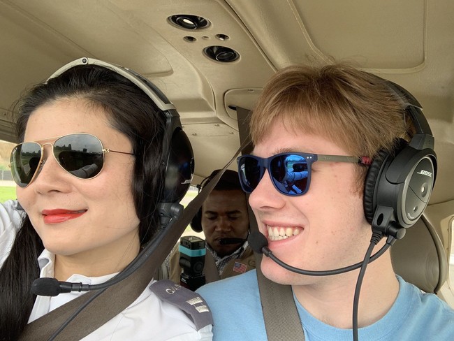 Nguyen memutuskan untuk mencoba hal tersebut untuk menginspirasi generasi pilot wanita berikutnya. Pilot Transportasi Bandara dan Instruktur Penerbangan Bersertifikat (CFI / CFII / MEI) di AeroVentures Flying Club di Atlanta ini mengelilingi dunia dengan maksud untuk mempromosikan pendidikan tentang ruang angkasa dan penerbangan ke wanita muda di seluruh dunia melalui organisasinya. Foto: Twitter
